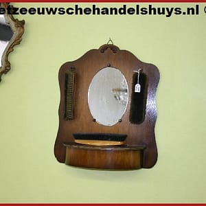 Spiegel met kledingborstels