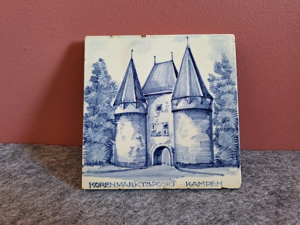 Oud Tegeltje van de Korenmarktspoort in Kampen