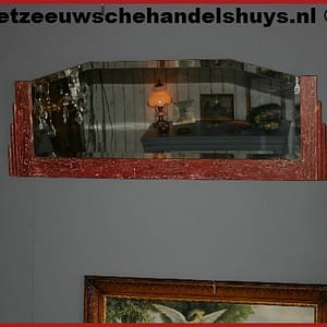 Spiegel met gebladderde lijst