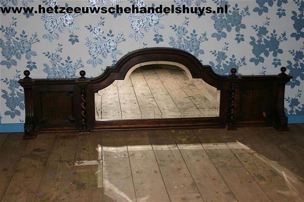 Spiegel in kopstuk kast