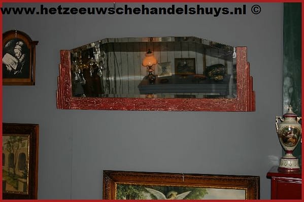 Spiegel met gebladderde lijst