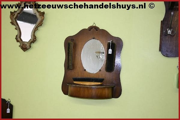 Spiegel met kledingborstels
